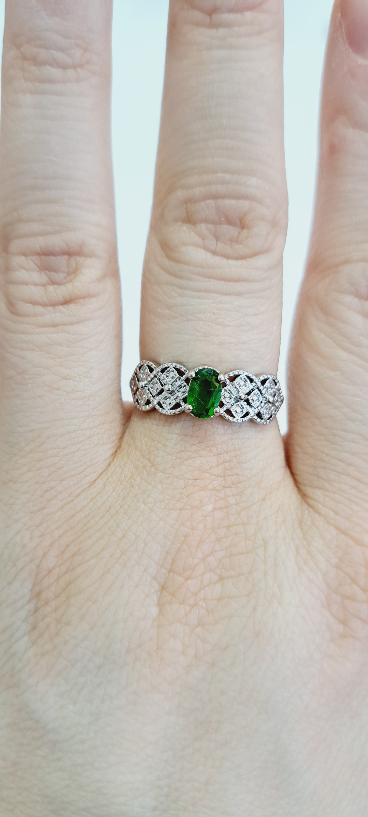 Emerald adjustable ring
