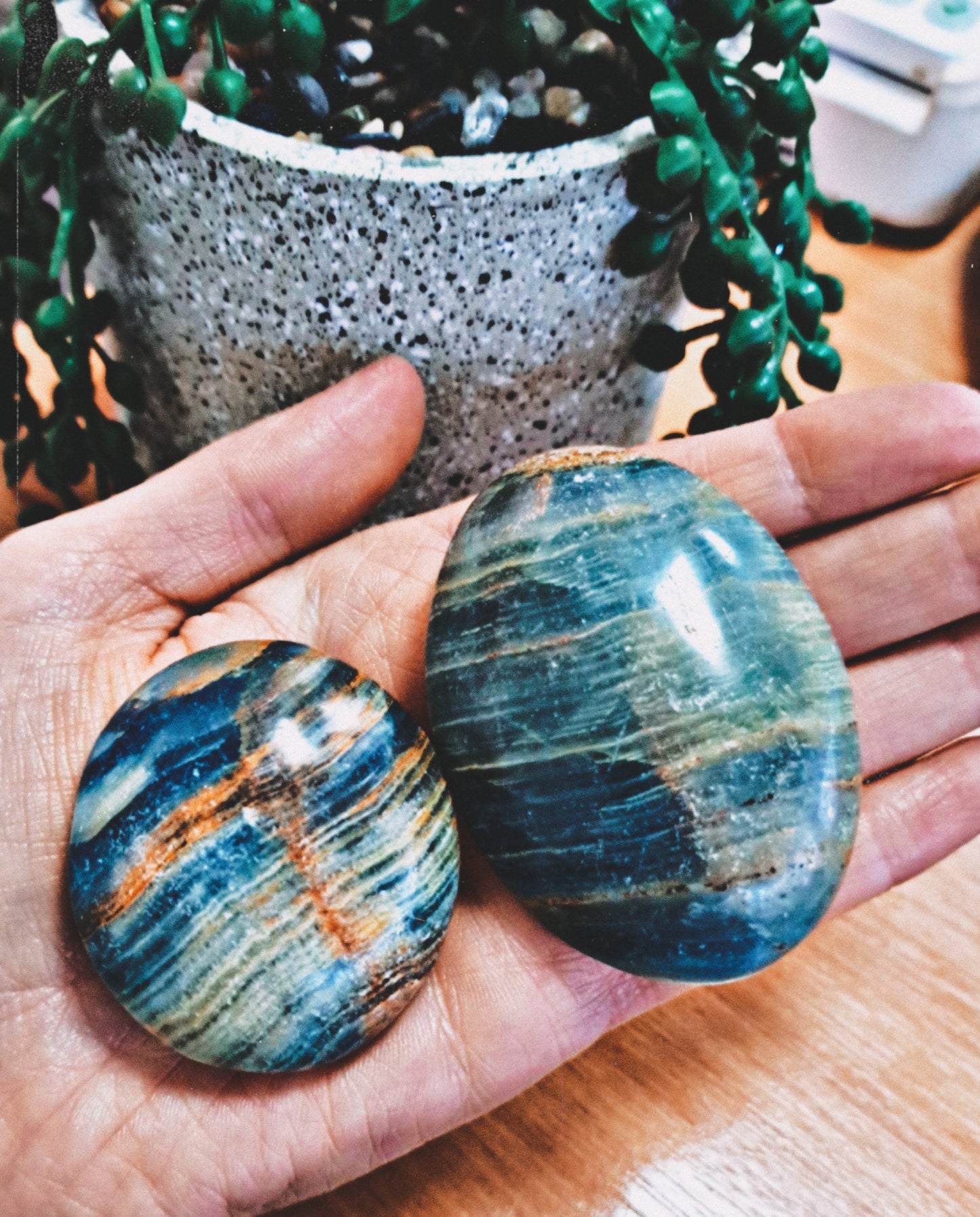 Blue onyx palmstone